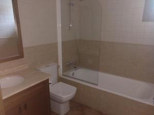 ein Badezimmer mit einem WC, einer Badewanne und einem Waschbecken in der Unterkunft Nadal Apartaments in Llavorsí
