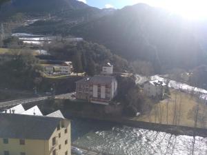 une vue aérienne sur une ville avec une montagne dans l'établissement Nadal Apartaments, à Llavorsí