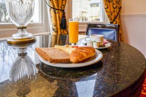 Opciones de desayuno disponibles en OYO The Palm Court Hotel