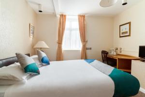 Cama o camas de una habitación en OYO The Palm Court Hotel