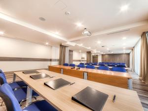 The business area and/or conference room at Hotel Familia