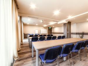 The business area and/or conference room at Hotel Familia