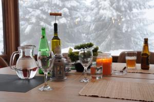 科帕奥尼克SUNCANI BREG - STUDIO 11的一张桌子,上面装有酒瓶和玻璃杯