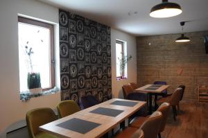 科帕奥尼克SUNCANI BREG - STUDIO 11的一间有桌椅和窗户的餐厅 更多73张照片