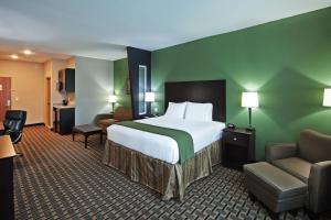 Ένα ή περισσότερα κρεβάτια σε δωμάτιο στο Holiday Inn Express Hotels & Suites Jacksonville, an IHG Hotel