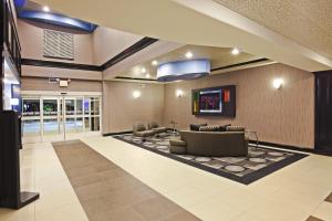 Ο χώρος του λόμπι ή της ρεσεψιόν στο Holiday Inn Express Hotels & Suites Jacksonville, an IHG Hotel
