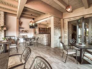A restaurant or other place to eat at Hotel Familia