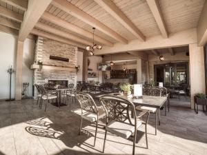 A restaurant or other place to eat at Hotel Familia