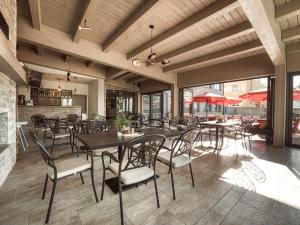 A restaurant or other place to eat at Hotel Familia