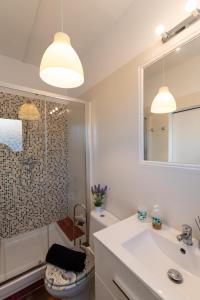 un bagno con lavandino, vasca e WC di Apartamentos Casa Mya ad Altea