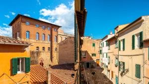 un vicolo in un centro storico con edifici di Appartamenti del Grigolo a Portoferraio