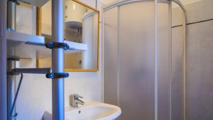 un bagno con lavandino e specchio di Appartamenti del Grigolo a Portoferraio