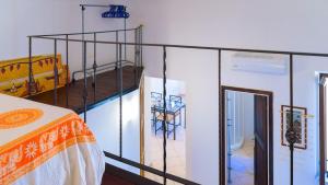 Camera con 1 letto e 1 balcone. di Appartamenti del Grigolo a Portoferraio