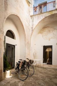 zwei Fahrräder, die in einem Gebäude mit einem Tisch geparkt sind in der Unterkunft Castle XVIII near sea in Gagliano del Capo