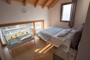 Un dormitorio con una cama grande y una ventana en Magic lake view with beautiful pool area (camelia), en Bellano
