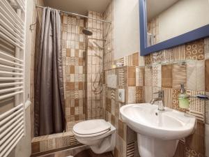 A bathroom at Hotel Familia