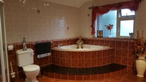 un bagno con vasca, WC e lavandino di Sunrise view a Ballina