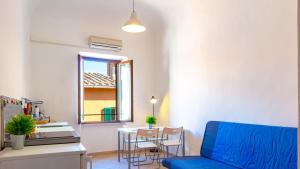 un soggiorno con un divano blu e un tavolo di Appartamenti del Grigolo a Portoferraio