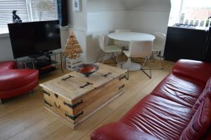 a living room with a couch and a table at Maison Anna Clara in Nieuwpoort