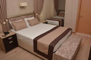 Postel nebo postele na pokoji v ubytování Othello Hotel