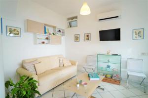 a living room with a couch and a table at La Casetta delle Api in Capri