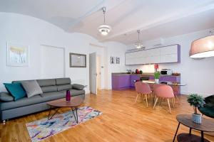 Mulberry Flat 1 - One bedroom 1st floor by City Living London في لندن: غرفة معيشة مع أريكة وطاولة