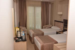 Postel nebo postele na pokoji v ubytování Othello Hotel