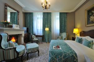 日內瓦的住宿－白鶴酒店，酒店客房配有一张床和一个壁炉。