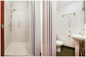 Un baño con ducha, inodoro y lavabo. en St George's Hotel, en Londres