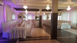 Reštaurácia alebo iné gastronomické zariadenie v ubytovaní Hotel Słoneczny Brzeg