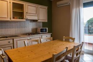 a kitchen with a table and a microwave at Residenze Santa Costanza in San Vincenzo