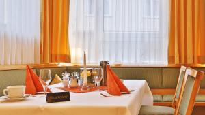 海爾布隆的住宿－海爾布隆里斯商務酒店，餐厅的一张桌子,上面有白色的桌布