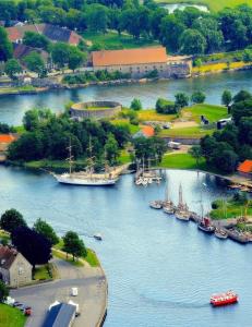 una vista aerea di un fiume con barche di Victoria Apartments - Fredrikstad a Fredrikstad