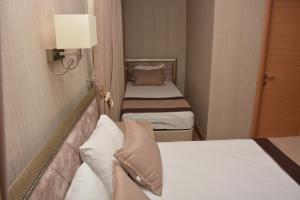 Postel nebo postele na pokoji v ubytování Othello Hotel
