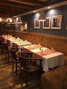 Reštaurácia alebo iné gastronomické zariadenie v ubytovaní Gyula Wellness Villa