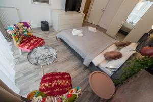 an overhead view of a bedroom with a bed and a chair at All Homes by Nati in Braşov