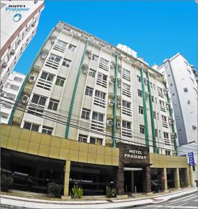 un gran edificio en una calle de la ciudad con en Hotel Praiamar, en Balneário Camboriú