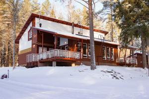 コリンカイラにあるKolin Lotus Cottagesの森の雪家