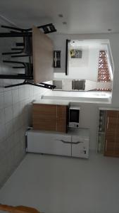 a kitchen with a sink and a microwave at Kitinete Em Matinhos Com Piscina in Matinhos