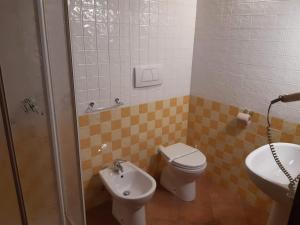 uma casa de banho com um WC e um lavatório em Il Boscaiolo em Torniella