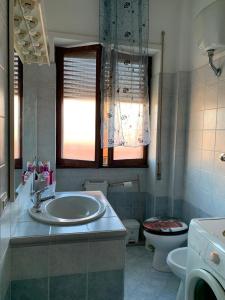 リド・ディ・オスティアにあるCasa Danieleのバスルーム(洗面台、トイレ付)