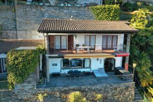 eine Luftansicht eines Hauses mit einem Tisch in der Unterkunft Casa Ariane in Ronco sopra Ascona