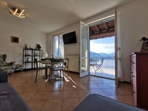 Near Villa Monastero and Castello di Vezio في فارنا: غرفة معيشة مع طاولة وإطلالة على المحيط
