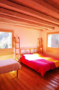sypialnia z 2 łóżkami piętrowymi i 2 oknami w obiekcie Agriturismo Corte del Maso w mieście Bassano del Grappa