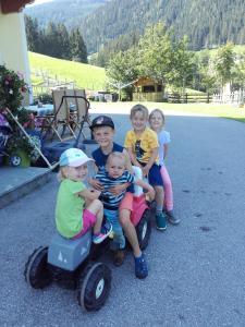 Děti v ubytování Baby- und Kinderbauernhof Montaning