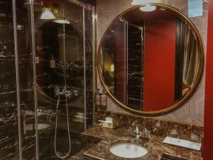 W łazience znajduje się umywalka i lustro. w obiekcie Maison Nabis by HappyCulture w Paryżu