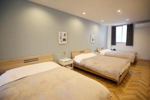 Un pat sau paturi într-o cameră la TABISAI HOTEL Luxe 博多
