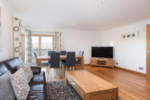 sala de estar con sofá y mesa en Executive 3 Bed Apartment Aberdeen, en Aberdeen