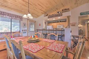 Η κουζίνα ή μικρή κουζίνα στο Hike, Fish and Enjoy Pond On-Site Bison Ranch Cabin +19 φωτογραφίες