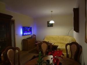 salon z kanapą i stołem w obiekcie Apartament w centrum, garaż i jakuzzi w cenie we Wrocławiu